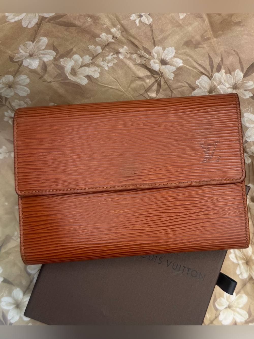 Louis Vuitton EUC Vintage Epi Leather Wallet W/ Box & Ribbon - Picture 2 of 16